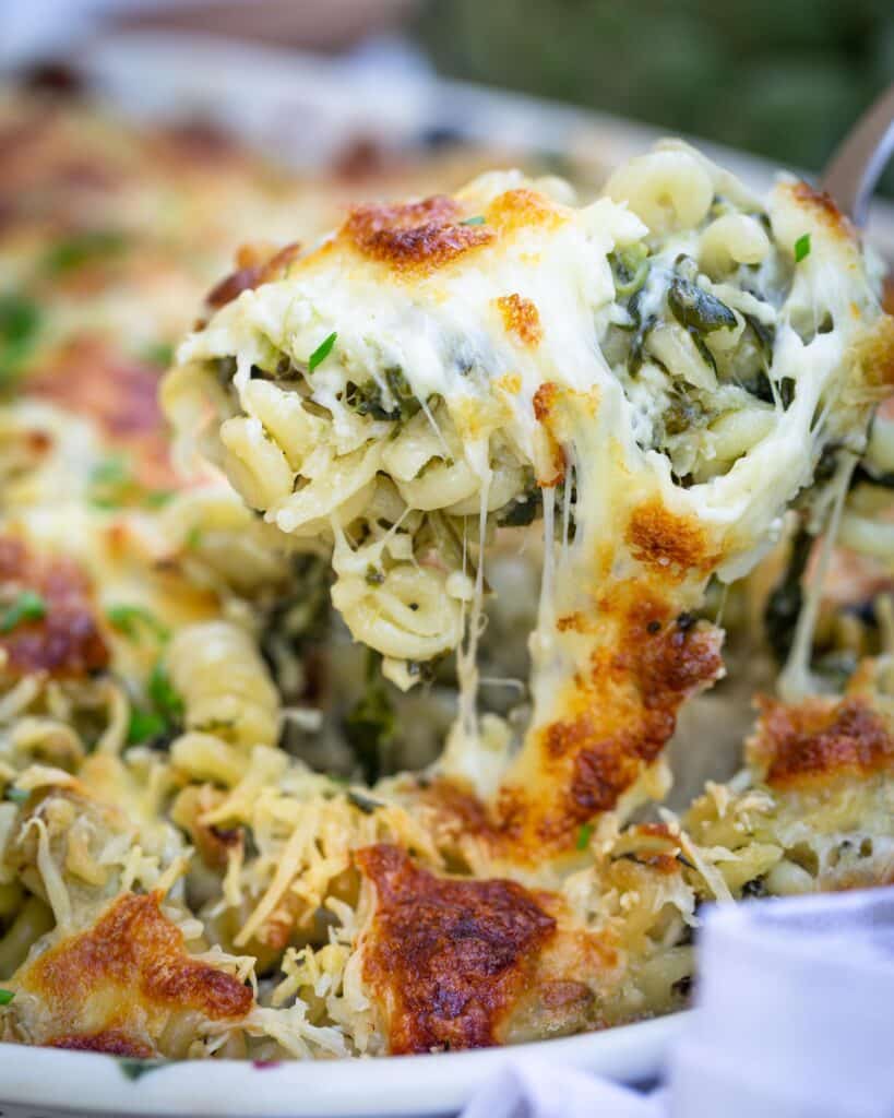 l y a des jours comme ça… on a besoin de réconfort… et perso, aujourd’hui, je ne dis pas non à un peu de réconfort dans mon assiette ! Ce gratin de pâtes végétarien aux 3 fromages, aux artichauts et épinards est fait pour ça ! Je dirai même que c’est sa raison d’être !