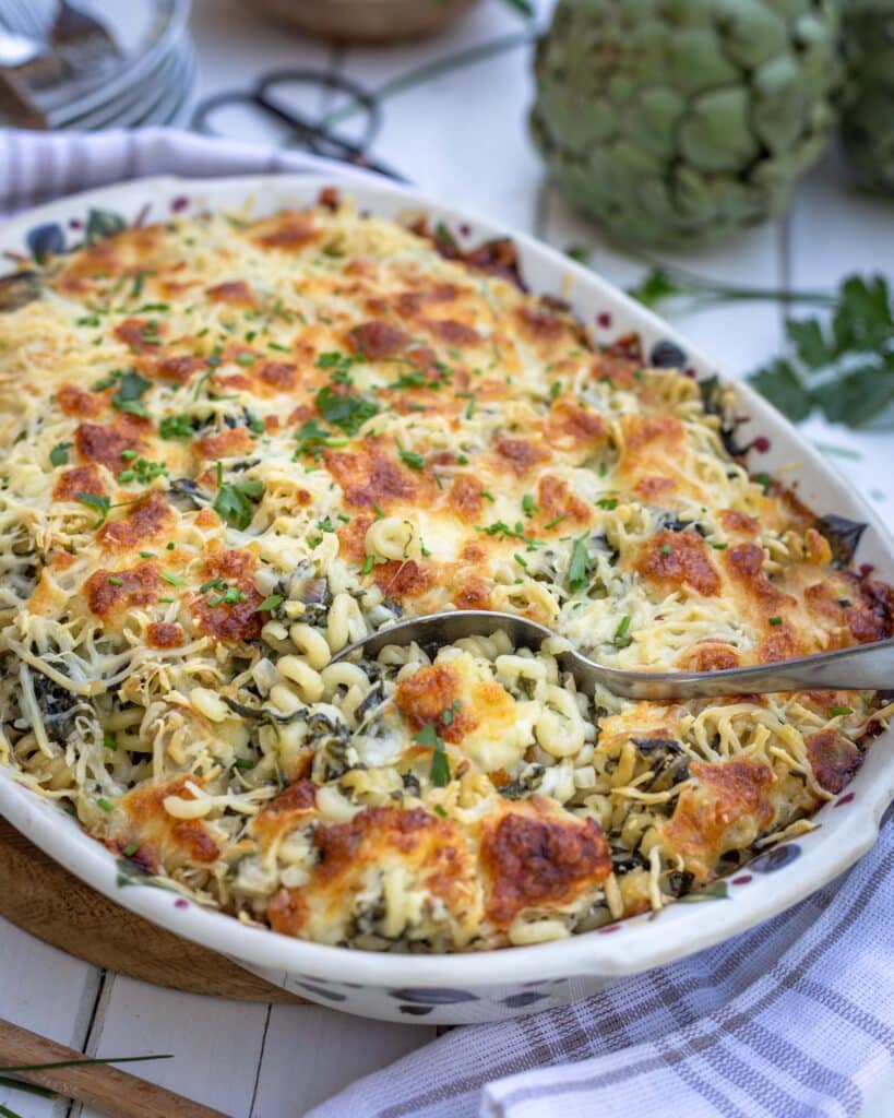 l y a des jours comme ça… on a besoin de réconfort… et perso, aujourd’hui, je ne dis pas non à un peu de réconfort dans mon assiette ! Ce gratin de pâtes végétarien aux 3 fromages, aux artichauts et épinards est fait pour ça ! Je dirai même que c’est sa raison d’être !