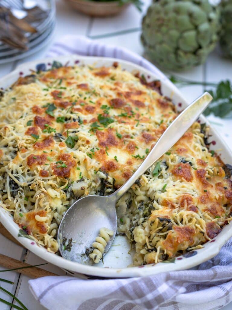 l y a des jours comme ça… on a besoin de réconfort… et perso, aujourd’hui, je ne dis pas non à un peu de réconfort dans mon assiette ! Ce gratin de pâtes végétarien aux 3 fromages, aux artichauts et épinards est fait pour ça ! Je dirai même que c’est sa raison d’être !