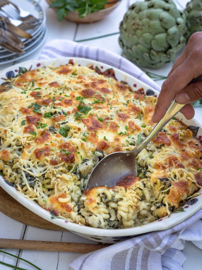l y a des jours comme ça… on a besoin de réconfort… et perso, aujourd’hui, je ne dis pas non à un peu de réconfort dans mon assiette ! Ce gratin de pâtes végétarien aux 3 fromages, aux artichauts et épinards est fait pour ça ! Je dirai même que c’est sa raison d’être !