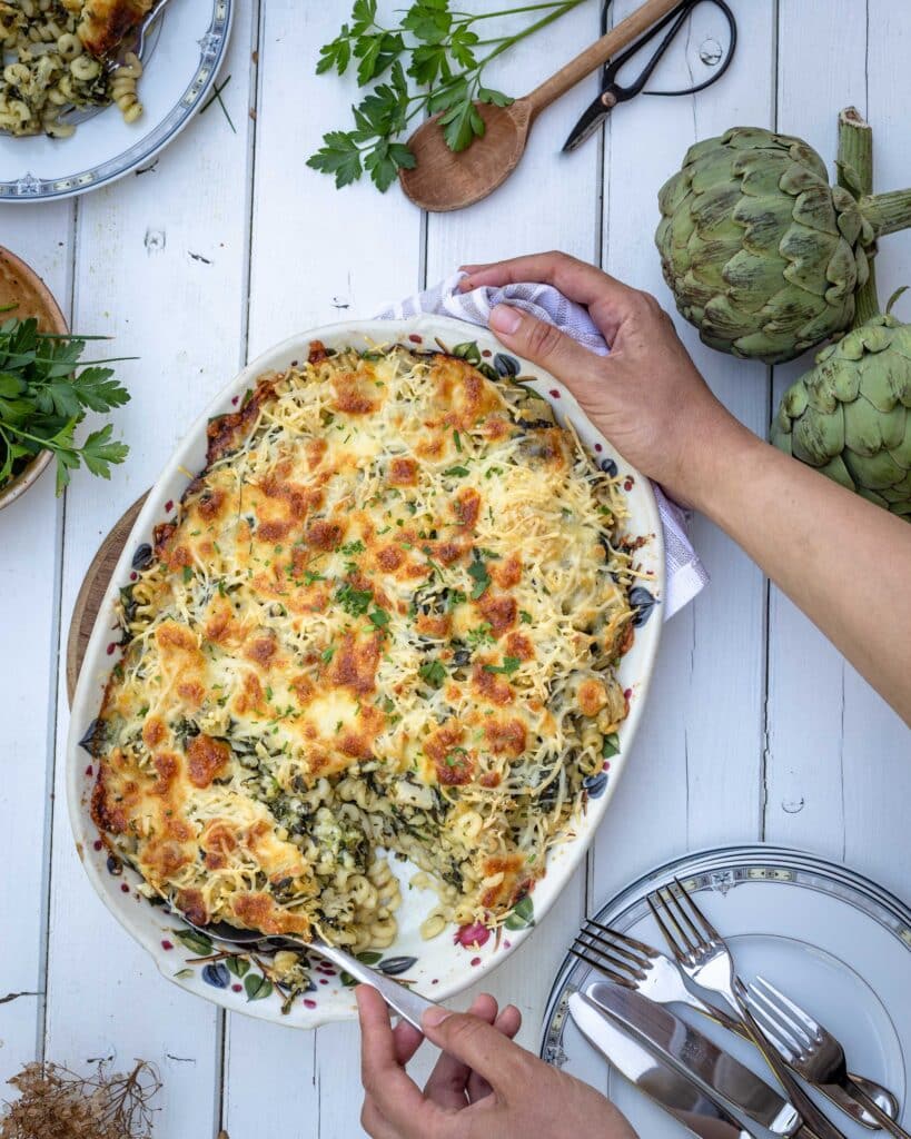 l y a des jours comme ça… on a besoin de réconfort… et perso, aujourd’hui, je ne dis pas non à un peu de réconfort dans mon assiette ! Ce gratin de pâtes végétarien aux 3 fromages, aux artichauts et épinards est fait pour ça ! Je dirai même que c’est sa raison d’être !