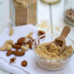 Voici la recette simple et rapide pour faire votre propre parmesan végétal, idéal pour accompagner vos plats de pâtes, vos salades et autres préparations !