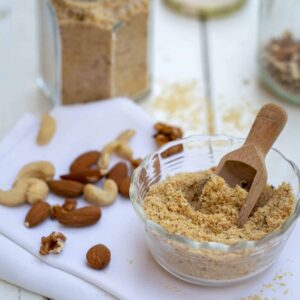 Voici la recette simple et rapide pour faire votre propre parmesan végétal, idéal pour accompagner vos plats de pâtes, vos salades et autres préparations !