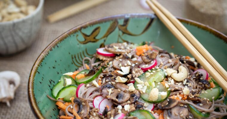 Nouilles Sobas aux Légumes et Sésame (Salade Vegane)