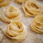 Voici une recette simple, avec seulement 4 ingrédients pour faire vos propres tagliatelles maison, et sans machine !
