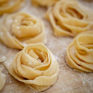Voici une recette simple, avec seulement 4 ingrédients pour faire vos propres tagliatelles maison, et sans machine !