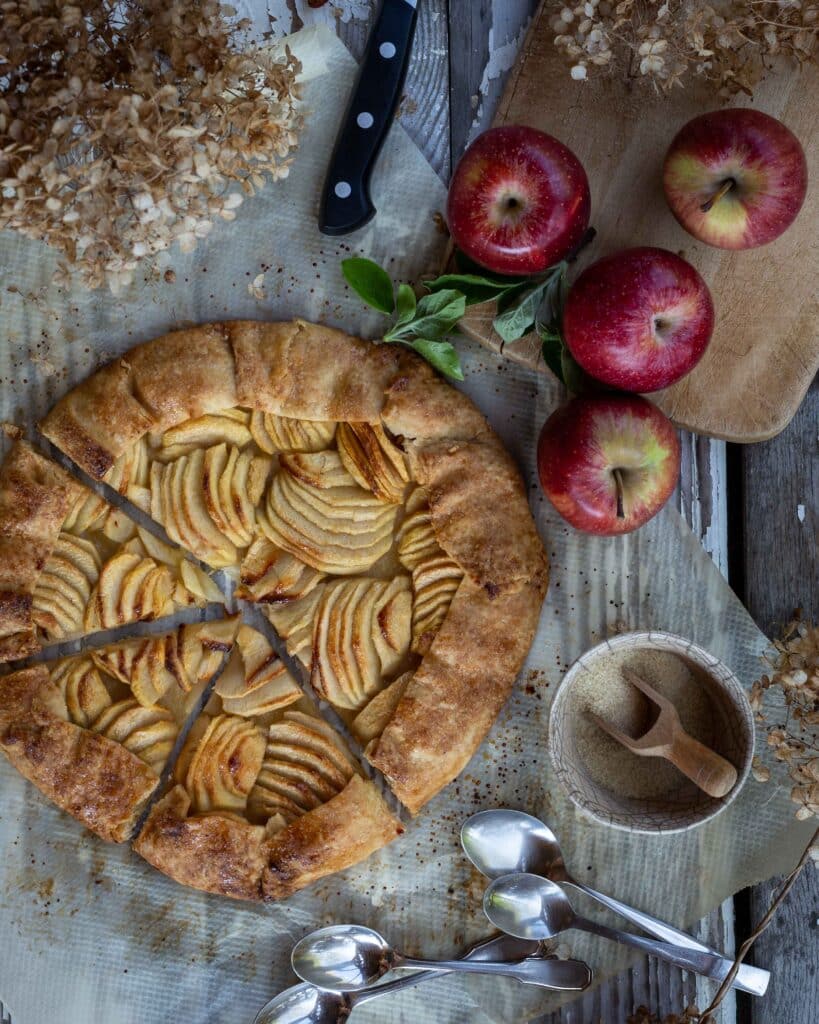 Simple et délicieuse, voici notre définition de la tarte aux pommes rustique par excellence. Une pâte brisée sucrée, des pommes fondantes et légèrement caramélisées, un véritable bonheur !