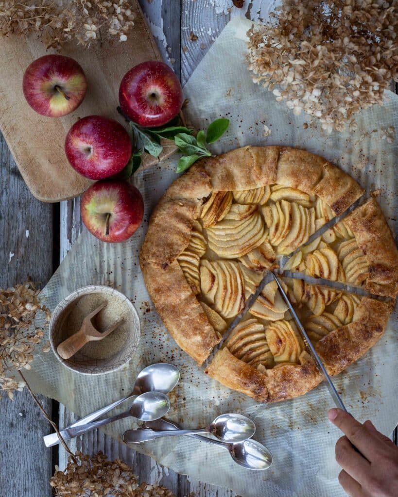 Simple et délicieuse, voici notre définition de la tarte aux pommes rustique par excellence. Une pâte brisée sucrée, des pommes fondantes et légèrement caramélisées, un véritable bonheur !