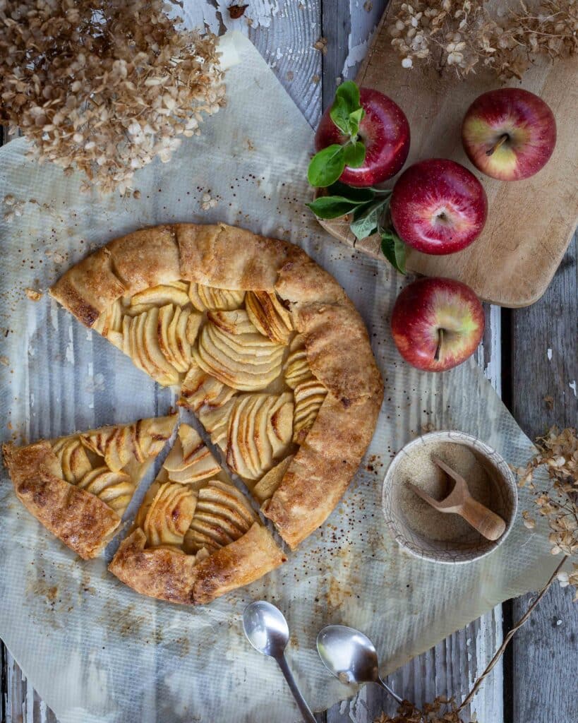 Simple et délicieuse, voici notre définition de la tarte aux pommes rustique par excellence. Une pâte brisée sucrée, des pommes fondantes et légèrement caramélisées, un véritable bonheur !