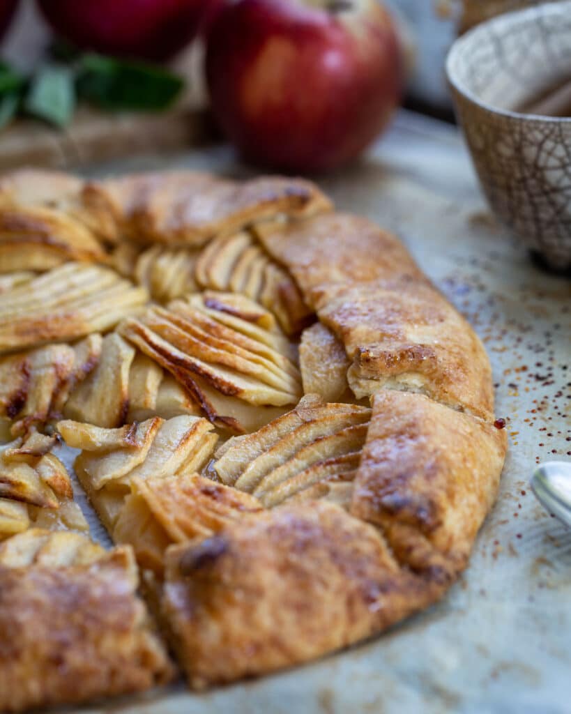 Simple et délicieuse, voici notre définition de la tarte aux pommes rustique par excellence. Une pâte brisée sucrée, des pommes fondantes et légèrement caramélisées, un véritable bonheur !