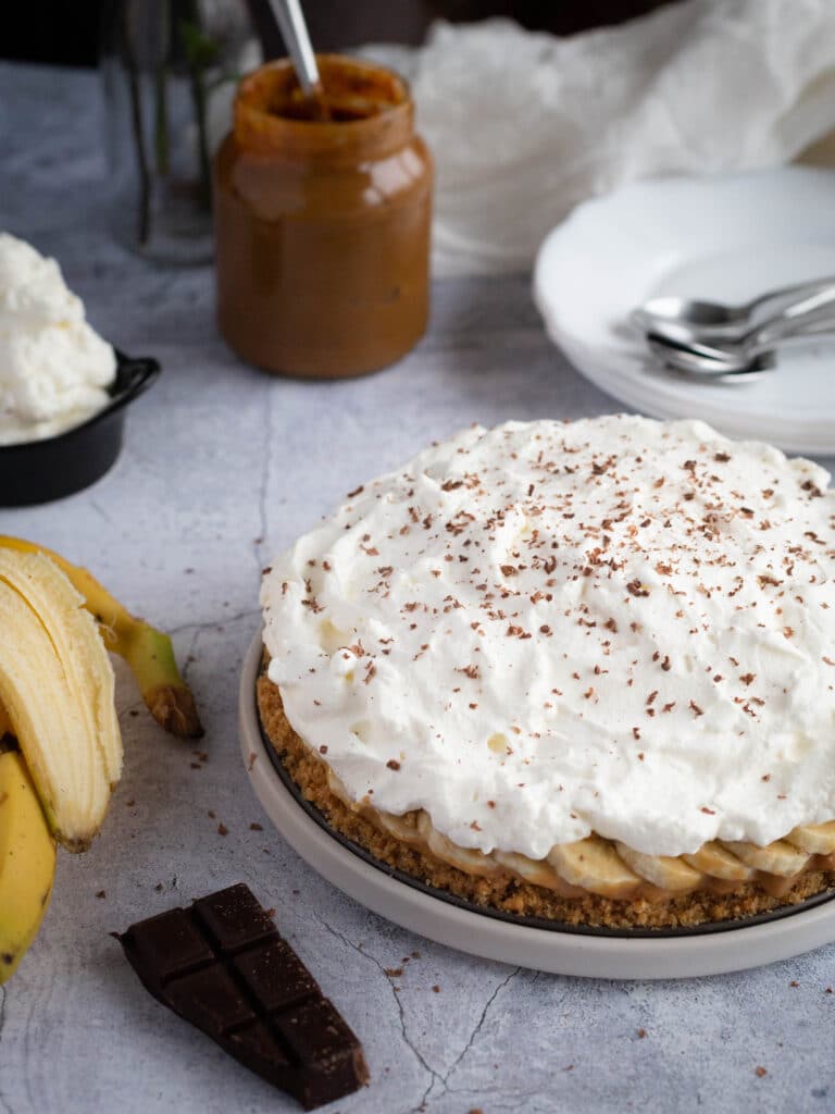 Le Banoffee est un dessert délicieux, riche et surtout très facile à préparer. Constitué d’une croûte de biscuits thé, de dulce de leche, de tranches de bananes, le tout garni de crème fouettée maison ! Le mot que vous cherchez est : “MIAM” !
