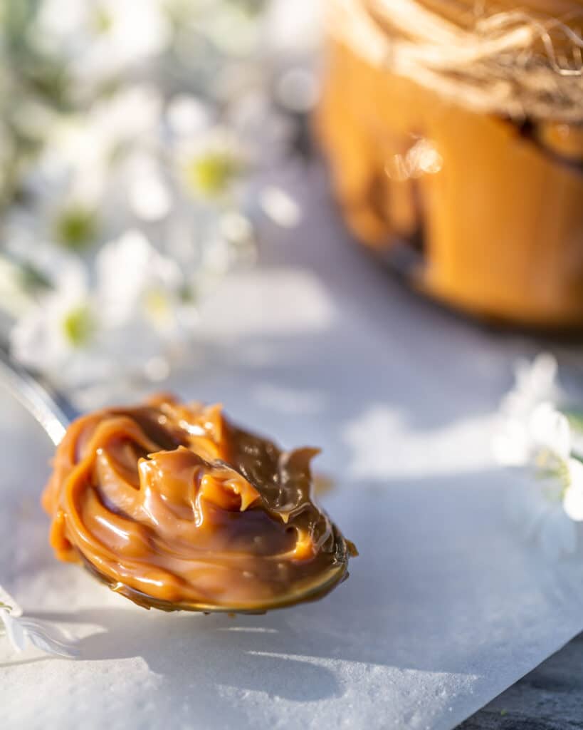 Le dulce de leche ou confiture de lait est une préparation super crémeuse à base de lait et de sucre cuits à feu doux jusqu’à épaississement et obtention de cette jolie couleur caramel ! Cette friandise étalable porte vraiment bien son nom !