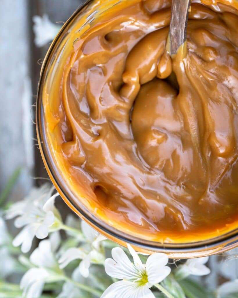 Le dulce de leche ou confiture de lait est une préparation super crémeuse à base de lait et de sucre cuits à feu doux jusqu’à épaississement et obtention de cette jolie couleur caramel ! Cette friandise étalable porte vraiment bien son nom !