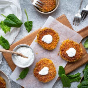 Découvrez cette recette de galettes de légumes végan et sans gluten avec des carottes et des lentilles corail ! Une recette parfaite pour les enfants et les plus grands :)