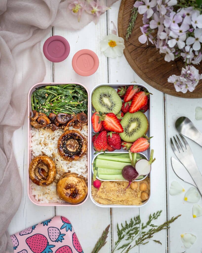 Découvrez cette idée de repas vegan super simple et rapide à réaliser et à emmener au travail pour le déjeuner ! Avec des champignons de paris caramélisés et des fanes de radis sautées !