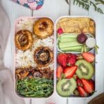 Découvrez cette idée de repas vegan super simple et rapide à réaliser et à emmener au travail pour le déjeuner ! Avec des champignons de paris caramélisés et des fanes de radis sautées !