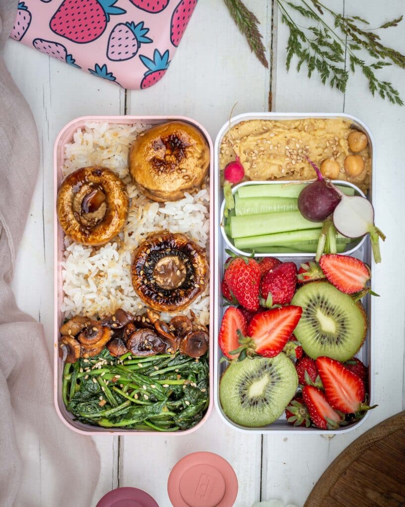 Découvrez cette idée de repas vegan super simple et rapide à réaliser et à emmener au travail pour le déjeuner ! Avec des champignons de paris caramélisés et des fanes de radis sautées !