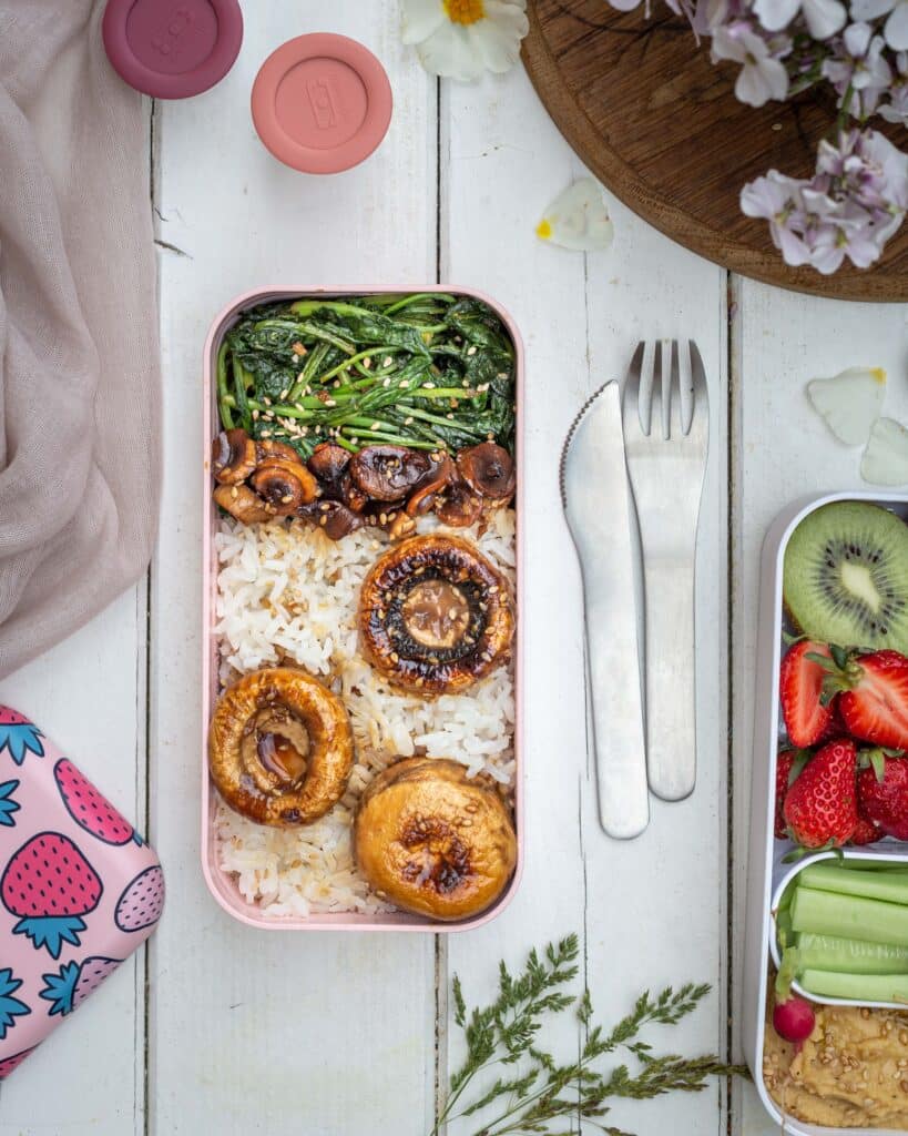 Découvrez cette idée de repas vegan super simple et rapide à réaliser et à emmener au travail pour le déjeuner ! Avec des champignons de paris caramélisés et des fanes de radis sautées !