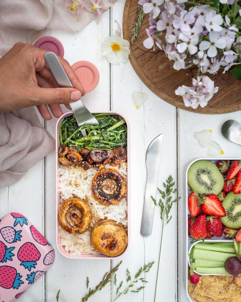 Découvrez cette idée de repas vegan super simple et rapide à réaliser et à emmener au travail pour le déjeuner ! Avec des champignons de paris caramélisés et des fanes de radis sautées !
