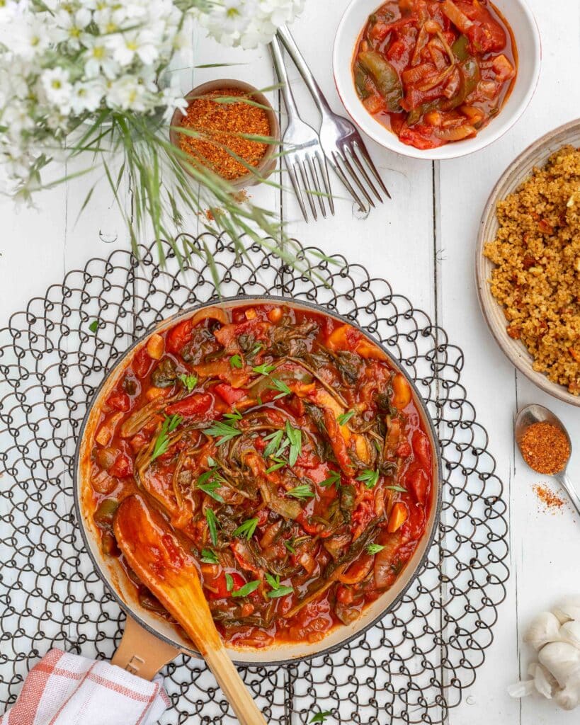 Voici une recette de piperade en mode zéro dechet, avec des poivrons et des fanes de radis ! Cette recette est vegan et sans gluten ! Miam !