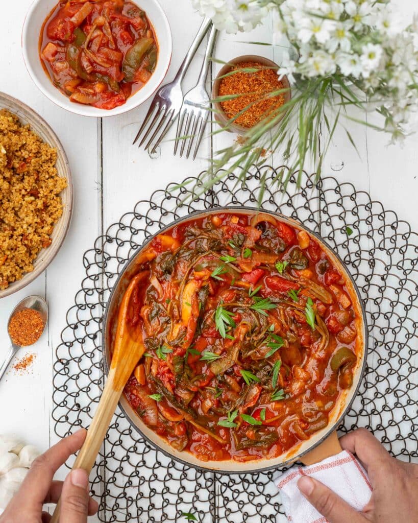 Voici une recette de piperade en mode zéro dechet, avec des poivrons et des fanes de radis ! Cette recette est vegan et sans gluten ! Miam !