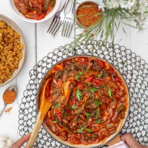 Voici une recette de piperade en mode zéro dechet, avec des poivrons et des fanes de radis ! Cette recette est vegan et sans gluten ! Miam !