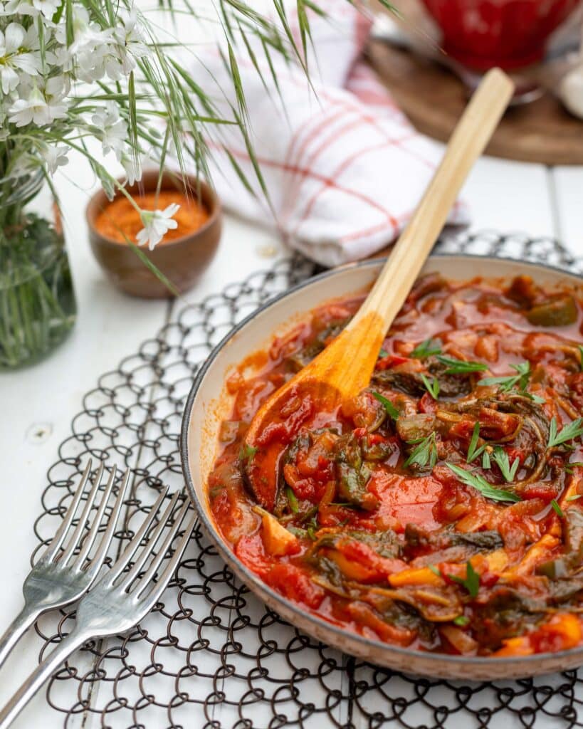 Voici une recette de piperade en mode zéro dechet, avec des poivrons et des fanes de radis ! Cette recette est vegan et sans gluten ! Miam !