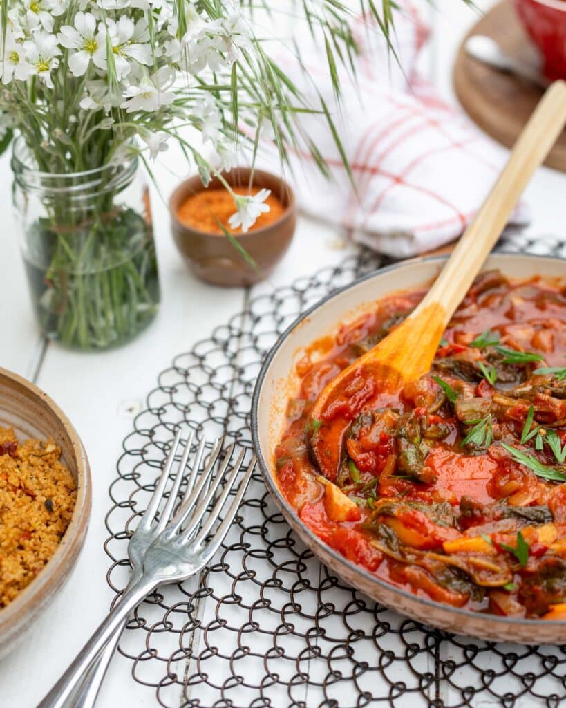 Voici une recette de piperade en mode zéro dechet, avec des poivrons et des fanes de radis ! Cette recette est vegan et sans gluten ! Miam !