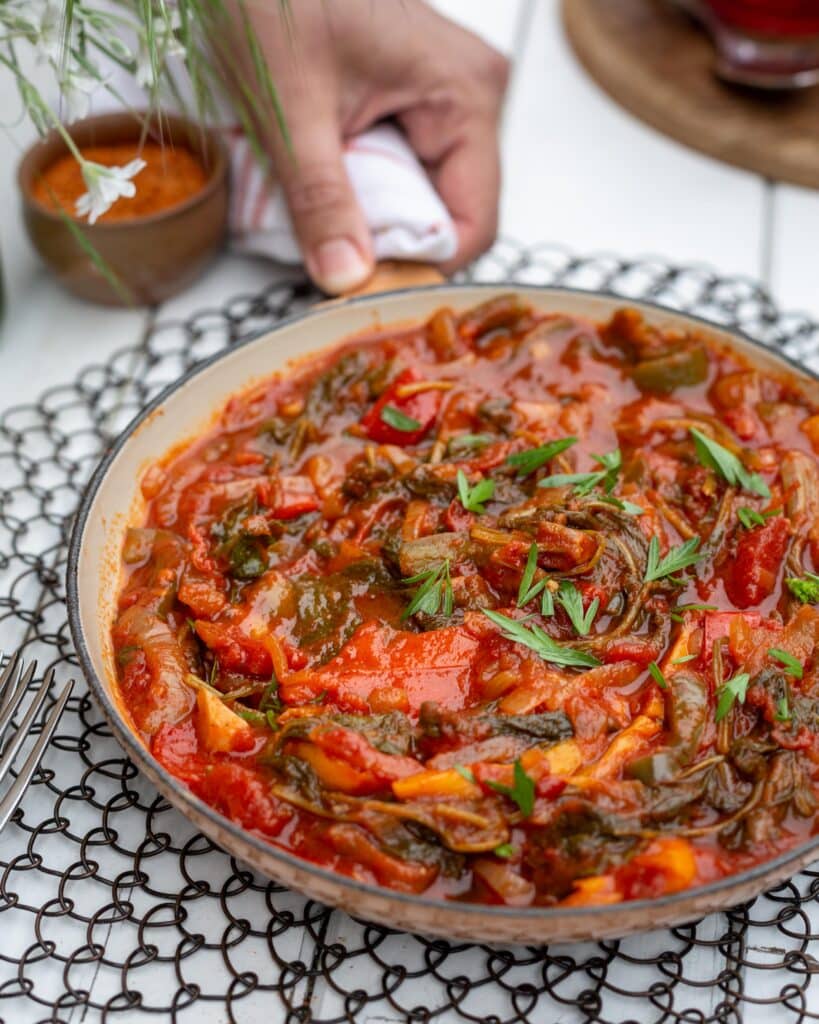 Voici une recette de piperade en mode zéro dechet, avec des poivrons et des fanes de radis ! Cette recette est vegan et sans gluten ! Miam !