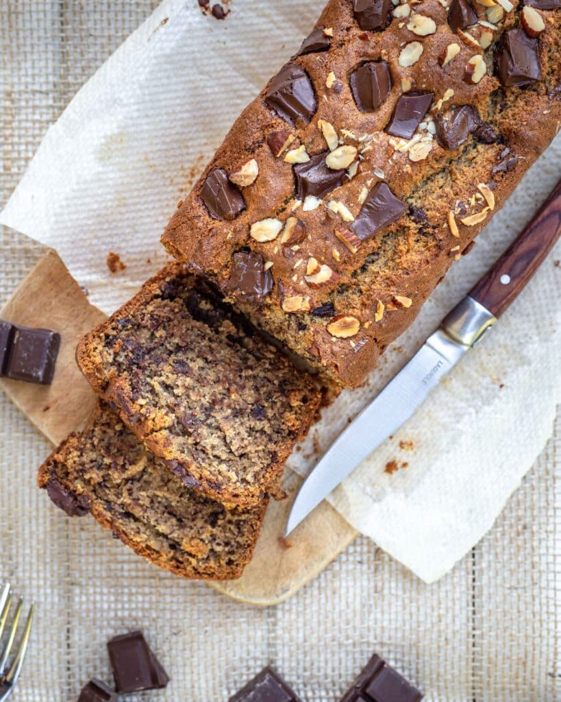 Très connu dans les pays anglo-saxons, le banana bread a rapidement et très facilement conquis le coeur et les papilles des gourmands du monde entier. Devenu un grand classique des brunchs, goûters et autres pauses gourmandes, il n’y a pas de recette standard. La preuve, cette version végane est déjà la deuxième recette de banana bread sur le blog, et je ne compte pas m’arrêter là !