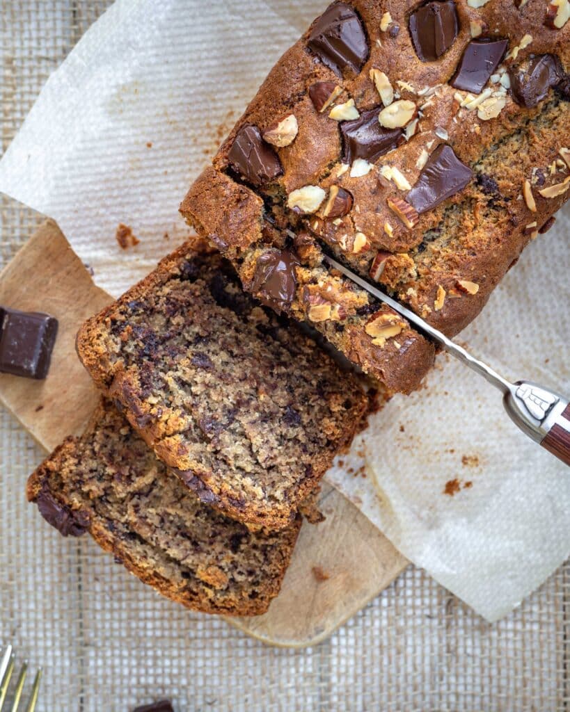 Très connu dans les pays anglo-saxons, le banana bread a rapidement et très facilement conquis le coeur et les papilles des gourmands du monde entier. Devenu un grand classique des brunchs, goûters et autres pauses gourmandes, il n’y a pas de recette standard. La preuve, cette version végane est déjà la deuxième recette de banana bread sur le blog, et je ne compte pas m’arrêter là !