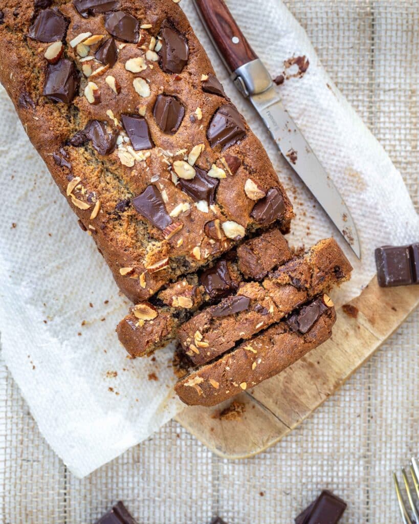 Très connu dans les pays anglo-saxons, le banana bread a rapidement et très facilement conquis le coeur et les papilles des gourmands du monde entier. Devenu un grand classique des brunchs, goûters et autres pauses gourmandes, il n’y a pas de recette standard. La preuve, cette version végane est déjà la deuxième recette de banana bread sur le blog, et je ne compte pas m’arrêter là !
