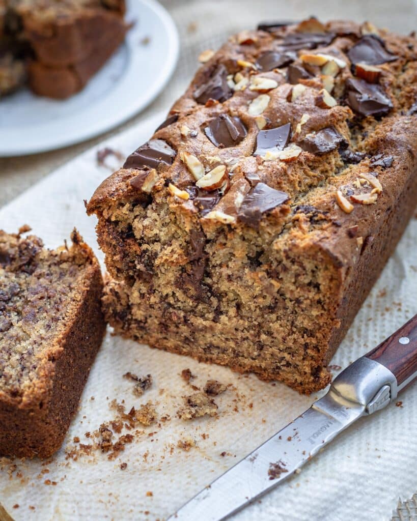 Très connu dans les pays anglo-saxons, le banana bread a rapidement et très facilement conquis le coeur et les papilles des gourmands du monde entier. Devenu un grand classique des brunchs, goûters et autres pauses gourmandes, il n’y a pas de recette standard. La preuve, cette version végane est déjà la deuxième recette de banana bread sur le blog, et je ne compte pas m’arrêter là !