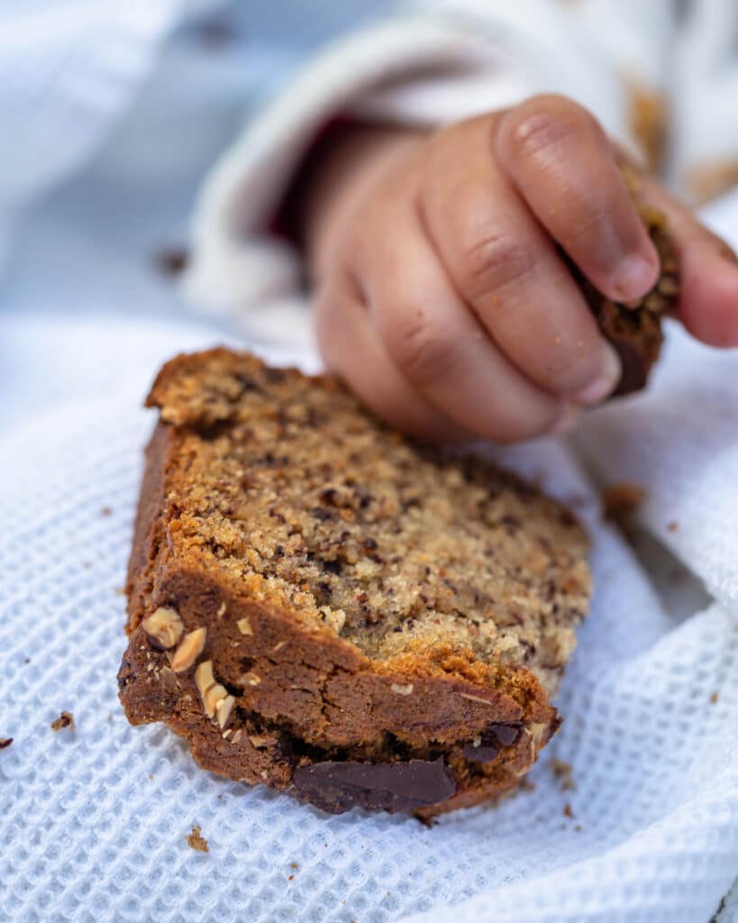 Très connu dans les pays anglo-saxons, le banana bread a rapidement et très facilement conquis le coeur et les papilles des gourmands du monde entier. Devenu un grand classique des brunchs, goûters et autres pauses gourmandes, il n’y a pas de recette standard. La preuve, cette version végane est déjà la deuxième recette de banana bread sur le blog, et je ne compte pas m’arrêter là !