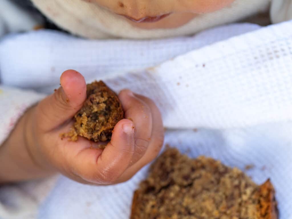 Très connu dans les pays anglo-saxons, le banana bread a rapidement et très facilement conquis le coeur et les papilles des gourmands du monde entier. Devenu un grand classique des brunchs, goûters et autres pauses gourmandes, il n’y a pas de recette standard. La preuve, cette version végane est déjà la deuxième recette de banana bread sur le blog, et je ne compte pas m’arrêter là !
