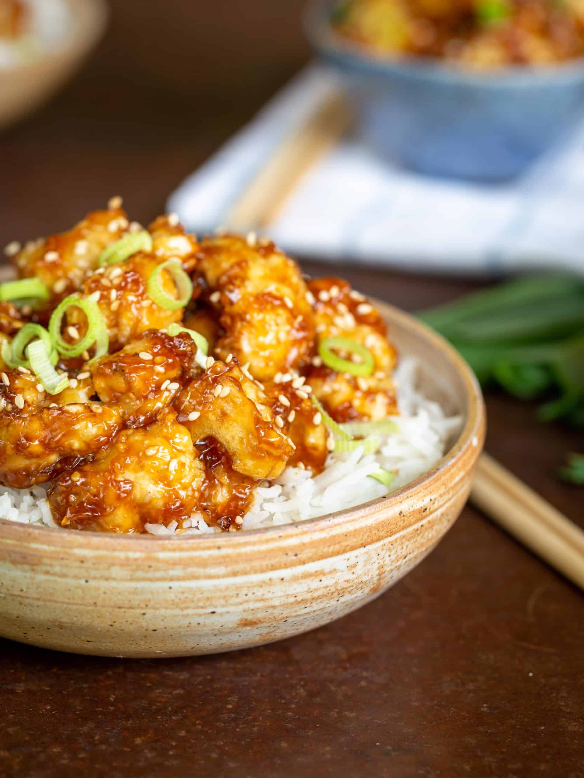 Découvrez cette façon de cuisiner le chou fleur, dans une sauce caramélisée au sésame et au gingembre (d'inspiration coréenne) ! Cette recette est végane.