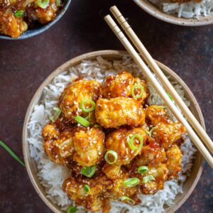 Découvrez cette façon de cuisiner le chou fleur, dans une sauce caramélisée au sésame et au gingembre (d'inspiration coréenne) ! Cette recette est végane.