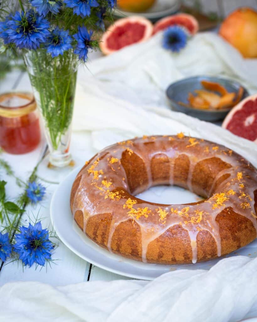 Redécouvrez le pamplemousse avec ce cake ultra moelleux végane ! Chaque bouchée est une explosion de saveurs (et de bonheur) de cet agrume trop souvent oublié quand on parle de dessert. Mon conseil : em /pressez vous de l’essayer !