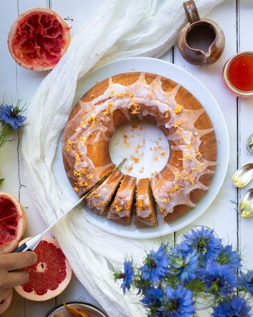 Redécouvrez le pamplemousse avec ce cake ultra moelleux végane ! Chaque bouchée est une explosion de saveurs (et de bonheur) de cet agrume trop souvent oublié quand on parle de dessert. Mon conseil : em /pressez vous de l’essayer !