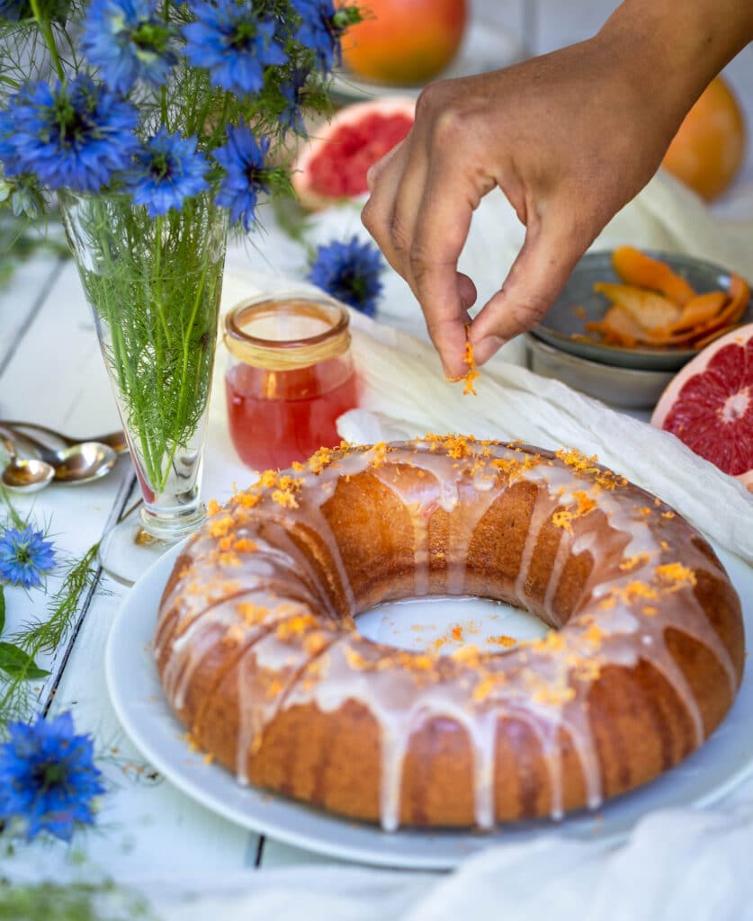 Redécouvrez le pamplemousse avec ce cake ultra moelleux végane ! Chaque bouchée est une explosion de saveurs (et de bonheur) de cet agrume trop souvent oublié quand on parle de dessert. Mon conseil : em /pressez vous de l’essayer !