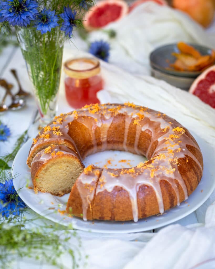 Redécouvrez le pamplemousse avec ce cake ultra moelleux végane ! Chaque bouchée est une explosion de saveurs (et de bonheur) de cet agrume trop souvent oublié quand on parle de dessert. Mon conseil : em /pressez vous de l’essayer !