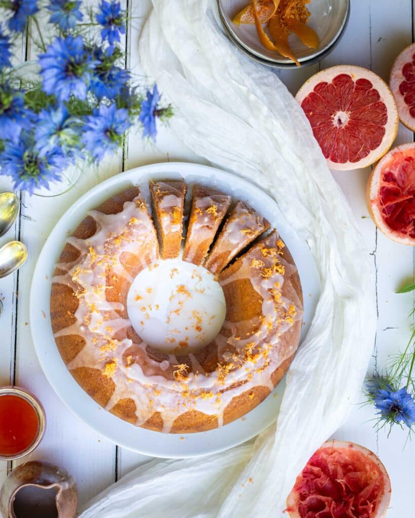 Redécouvrez le pamplemousse avec cette recette ! Chaque bouchée est une explosion de saveurs (et de bonheur) de cet agrume trop souvent oublié quand on parle de dessert. Mon conseil : em /pressez vous de l’essayer !