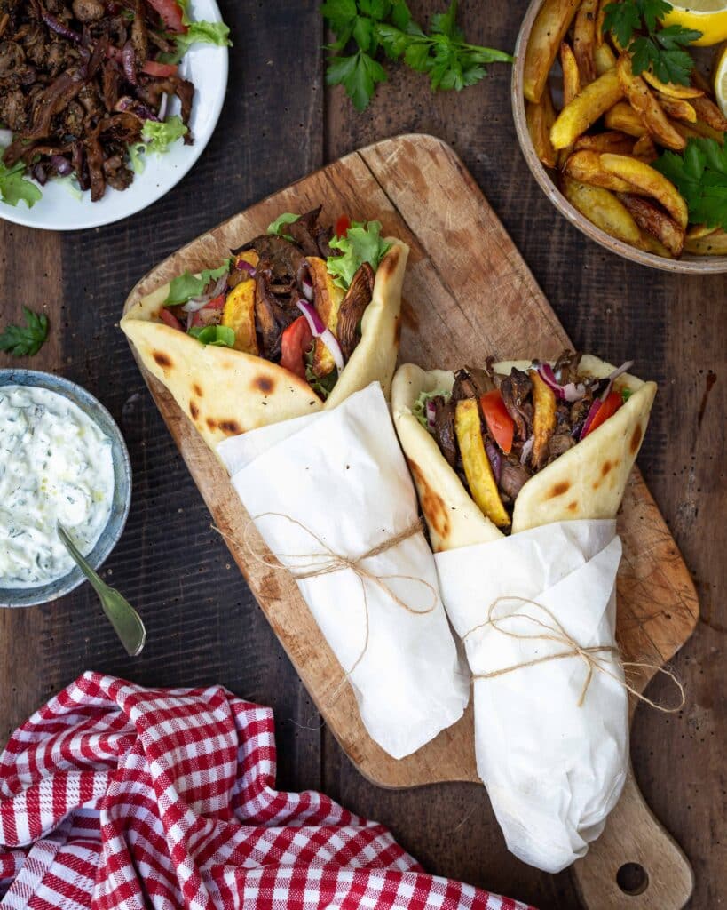 Découvrez cette recette bluffante de gyros végétariens (ou vegans) tout comme en Grèce! Avec des belles pitas maison bien épaisses, du tzatziki et surtout des pleurotes marinées à tomber par terre !