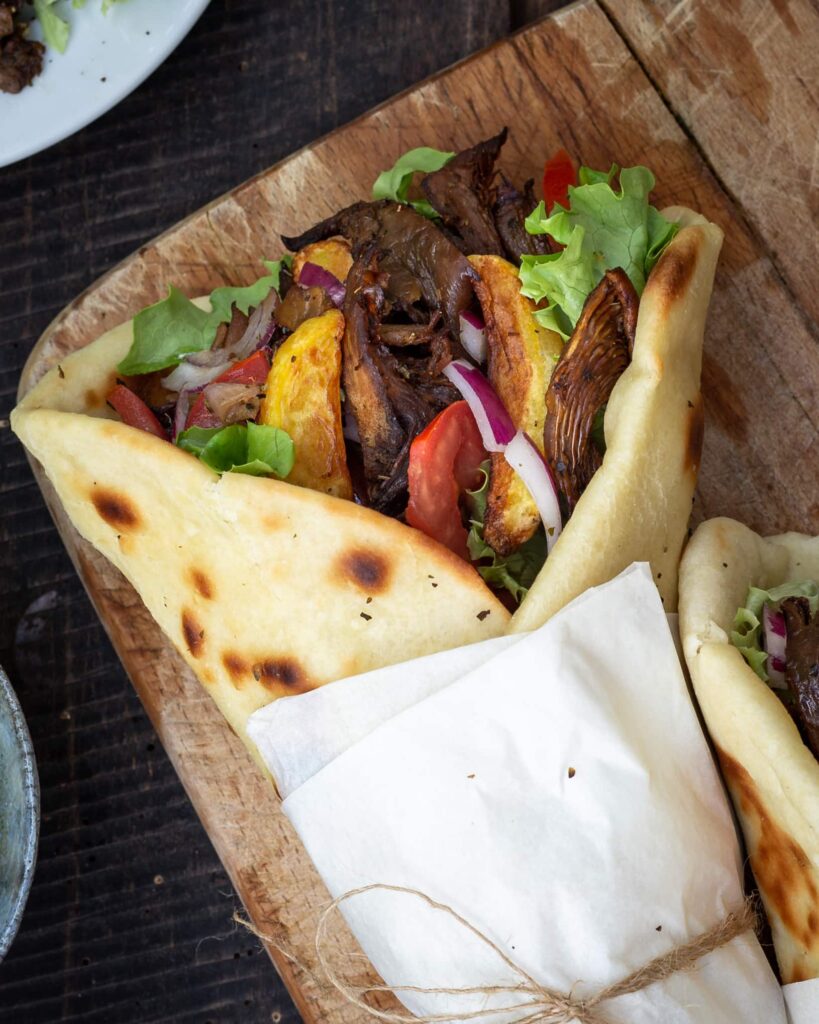 Découvrez cette recette bluffante de gyros végétariens (ou vegans) tout comme en Grèce! Avec des belles pitas maison bien épaisses, du tzatziki et surtout des pleurotes marinées à tomber par terre !