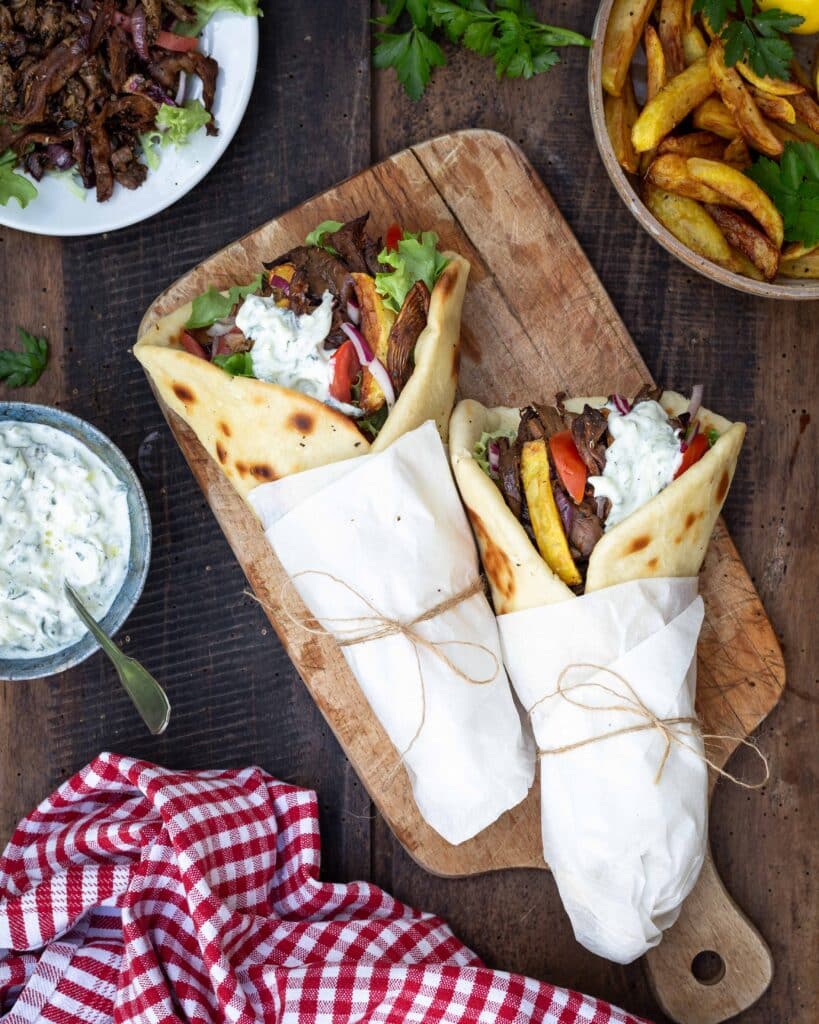 Découvrez cette recette bluffante de gyros végétariens (ou vegans) tout comme en Grèce! Avec des belles pitas maison bien épaisses, du tzatziki et surtout des pleurotes marinées à tomber par terre !