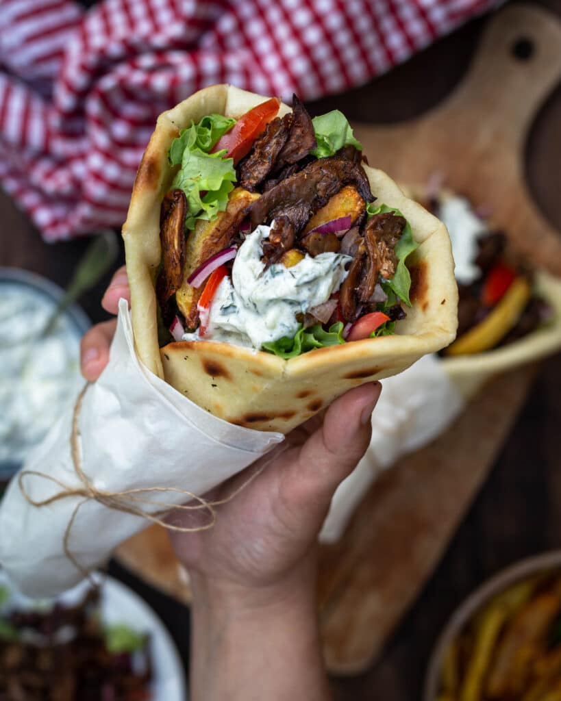 Découvrez cette recette bluffante de gyros végétariens (ou vegans) tout comme en Grèce! Avec des belles pitas maison bien épaisses, du tzatziki et surtout des pleurotes marinées à tomber par terre !