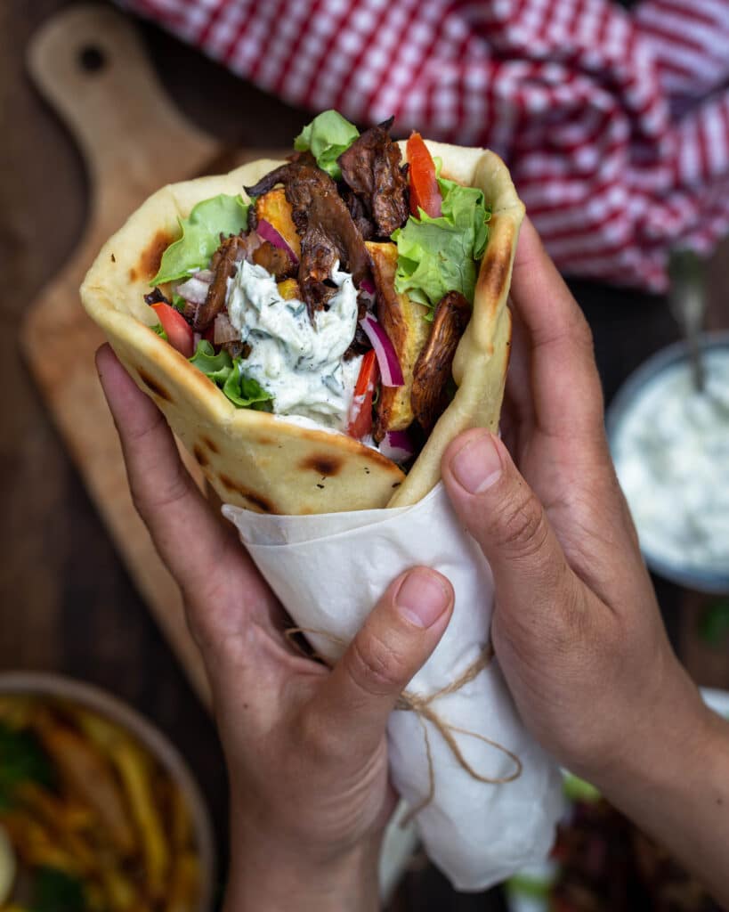 Découvrez cette recette bluffante de gyros végétariens (ou vegans) tout comme en Grèce! Avec des belles pitas maison bien épaisses, du tzatziki et surtout des pleurotes marinées à tomber par terre !