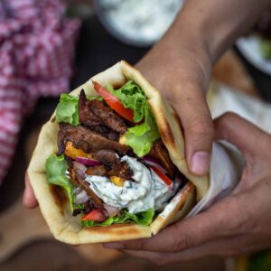 Découvrez cette recette bluffante de gyros végétariens (ou vegans) tout comme en Grèce! Avec des belles pitas maison bien épaisses, du tzatziki et surtout des pleurotes marinées à tomber par terre !