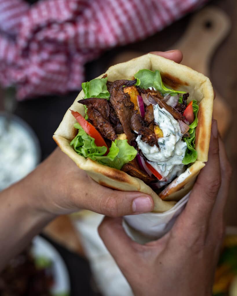Découvrez cette recette bluffante de gyros végétariens (ou vegans) tout comme en Grèce! Avec des belles pitas maison bien épaisses, du tzatziki et surtout des pleurotes marinées à tomber par terre !