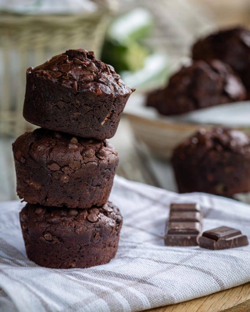 Des muffins au chocolat véganes super méga moelleux comme vous n’en avez jamais vu ! Le secret? De la courgette râpée !
